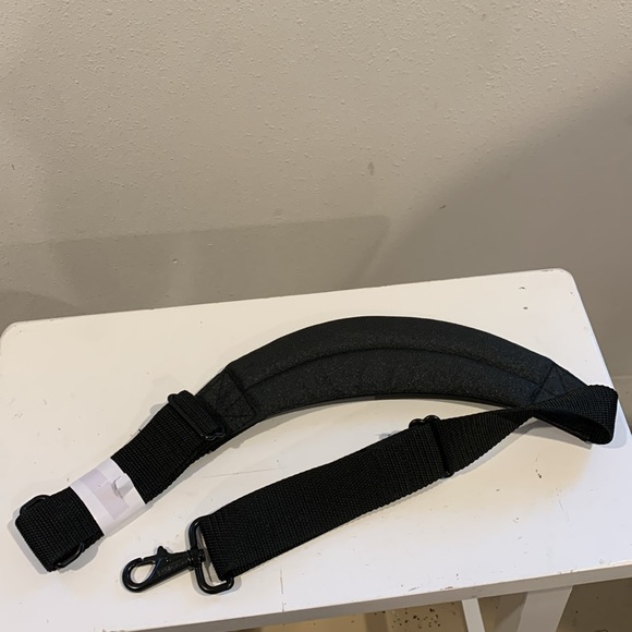 NWOT L.L.BEAN TRAVEL DUFFLE ROLLING BAG TWO WHEELS NAVY /BLACK - Picture 9 of 12